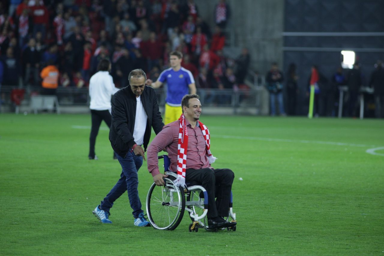 ליאונרדו סימיוני על כר הדשא של טרנר. כבוד גדול מהקהל (צילום: אסף חיימוביץ')